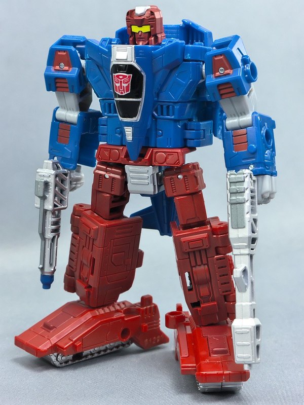 Seige Autobot Alphastrike Counterforce In Hand Images  (9 of 9)